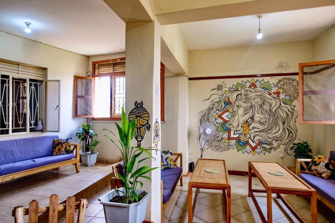 The Five Horsemen Hostel Καμπάλα Εξωτερικό φωτογραφία